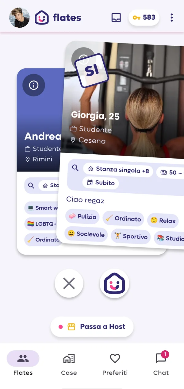 Lo swipe di Flates: due schede profilo sovrapposte e il timbro SÌ a metà gesto